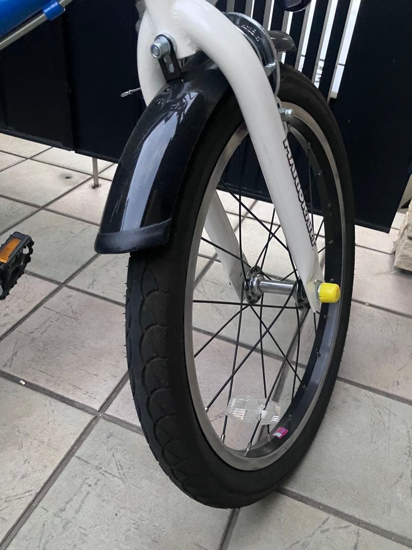 ヨッシーヘルメット付き　コマ有り　マリオ　幼児用自転車　18インチ