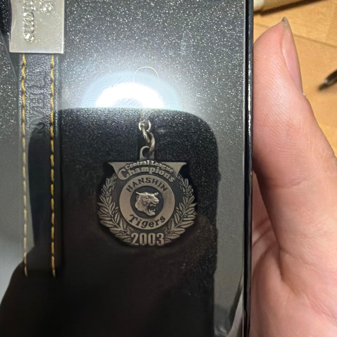 阪神タイガース 2003年優勝純銀記念ストラップ
