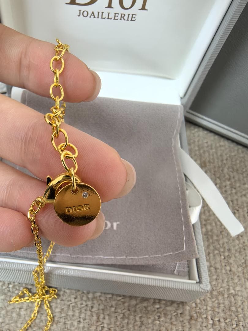 パールの輝き ★ ゴールドCDロゴネックレス 高貴な雰囲気 上品