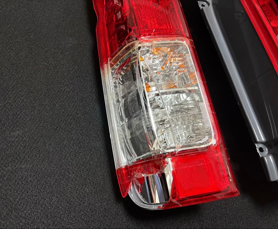 美品　200系　ハイエース　純正テール　右側