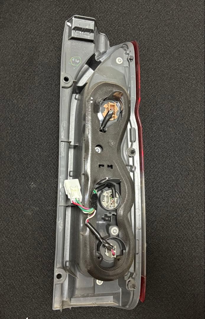 美品　200系　ハイエース　純正テール　右側