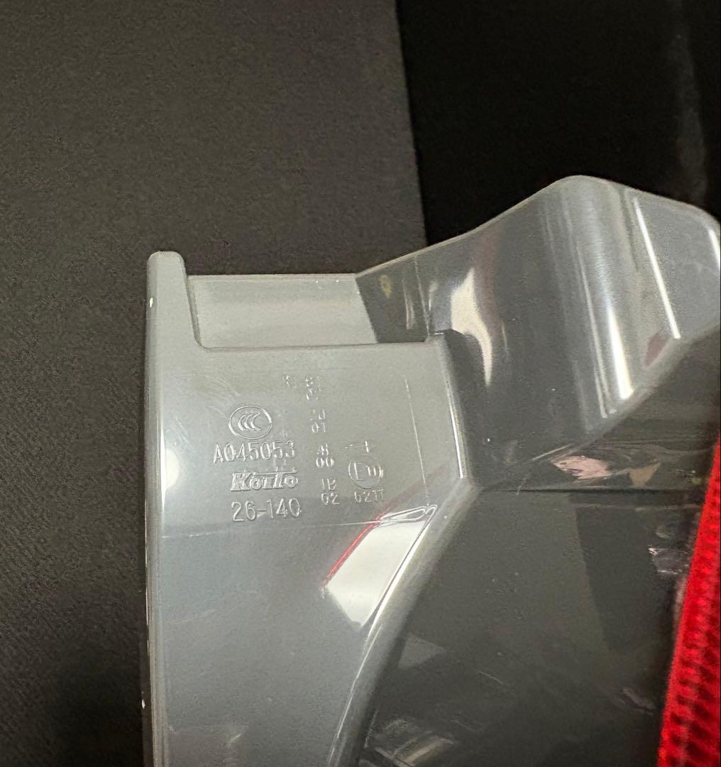 美品　200系　ハイエース　純正テール　右側