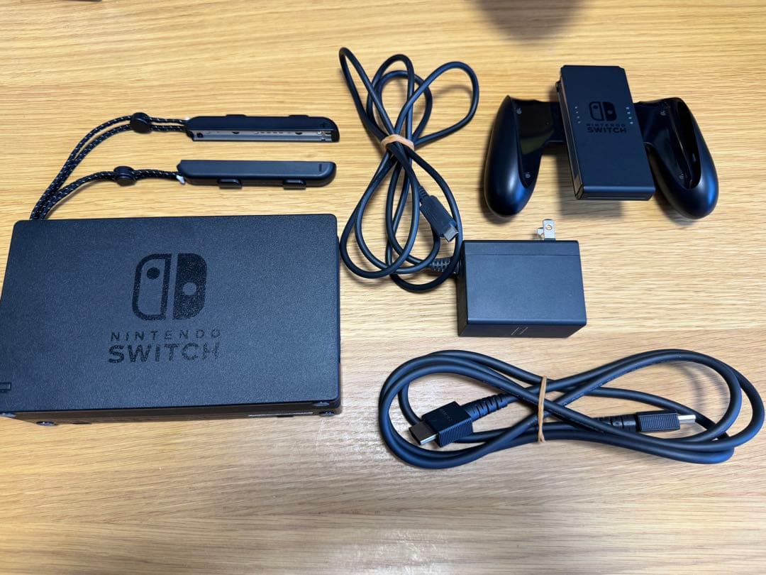 Nintendo Switch本体と付属品【収納ケース2種付き】