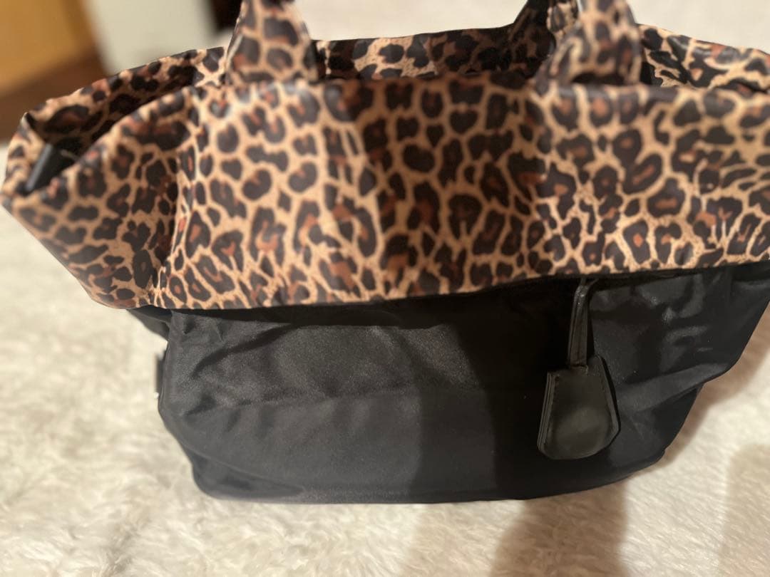 プラダリバーシブル三角ロゴハンドバッグ