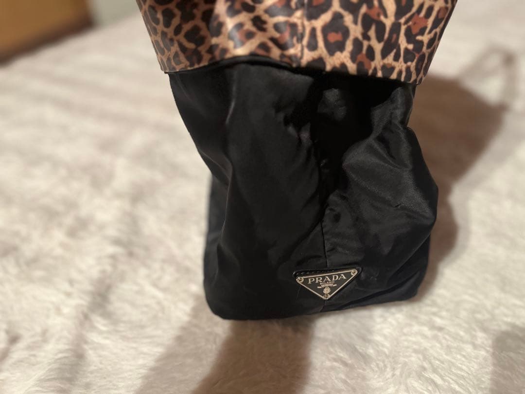 プラダリバーシブル三角ロゴハンドバッグ