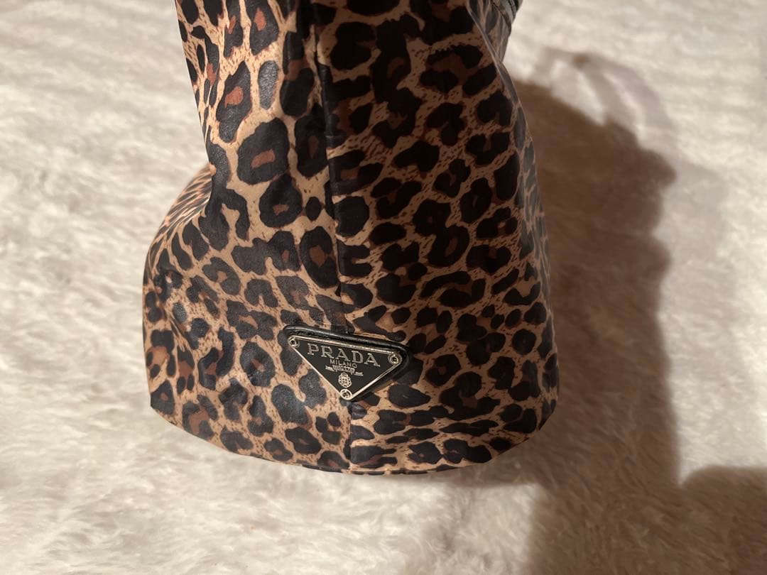 プラダリバーシブル三角ロゴハンドバッグ