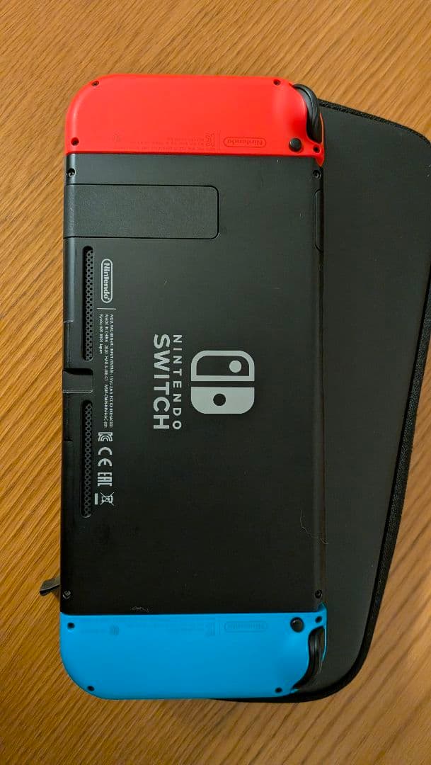 Nintendo Switch 本体 と Joycom紫・黄