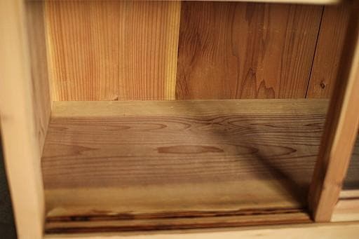 古い木枠のガラス戸棚　引き出し2杯