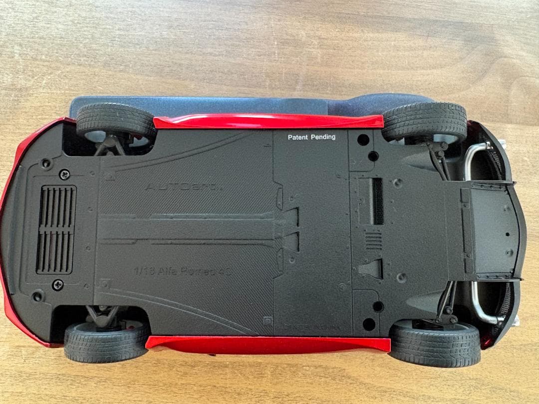 美品　AUTOart1/18 アルファロメオ 4c