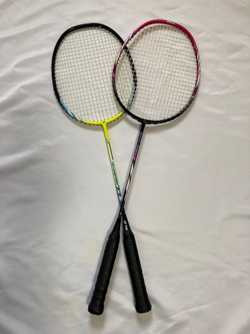 お得！ バドミントンラケット 2本 オーバーグリップ2個 練習球12個