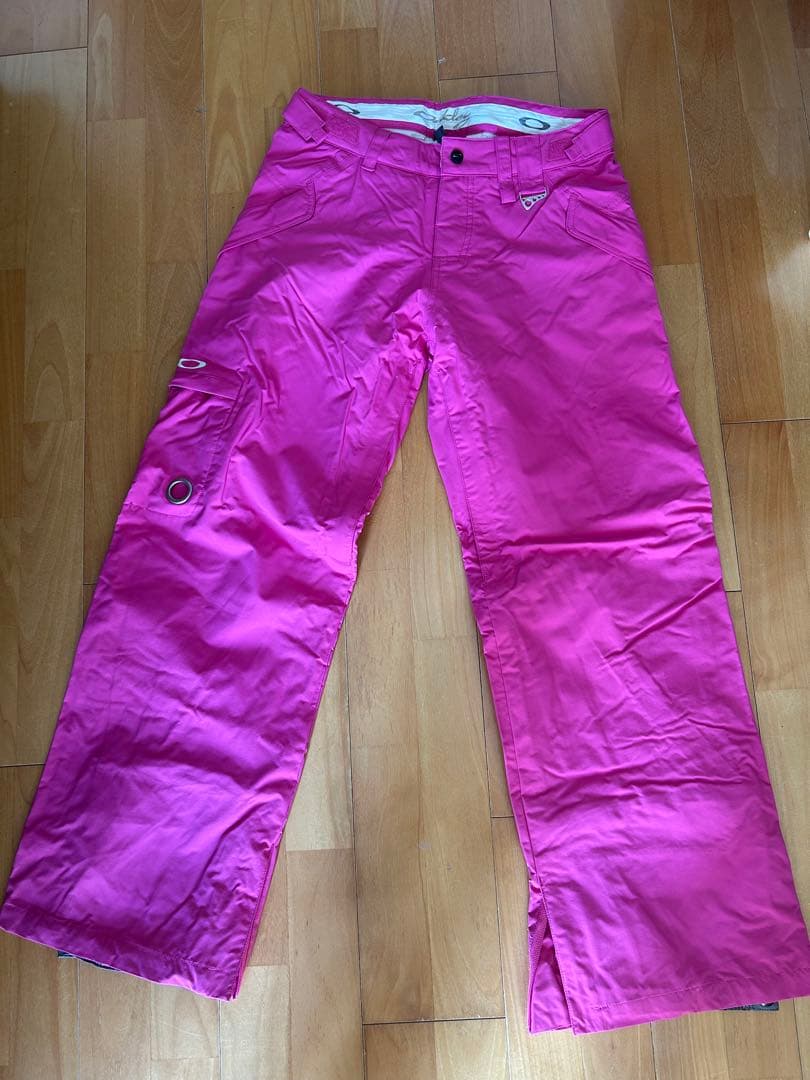 ピンクパンツ　ホワイトウェア　ファー付きスノーボードウェア