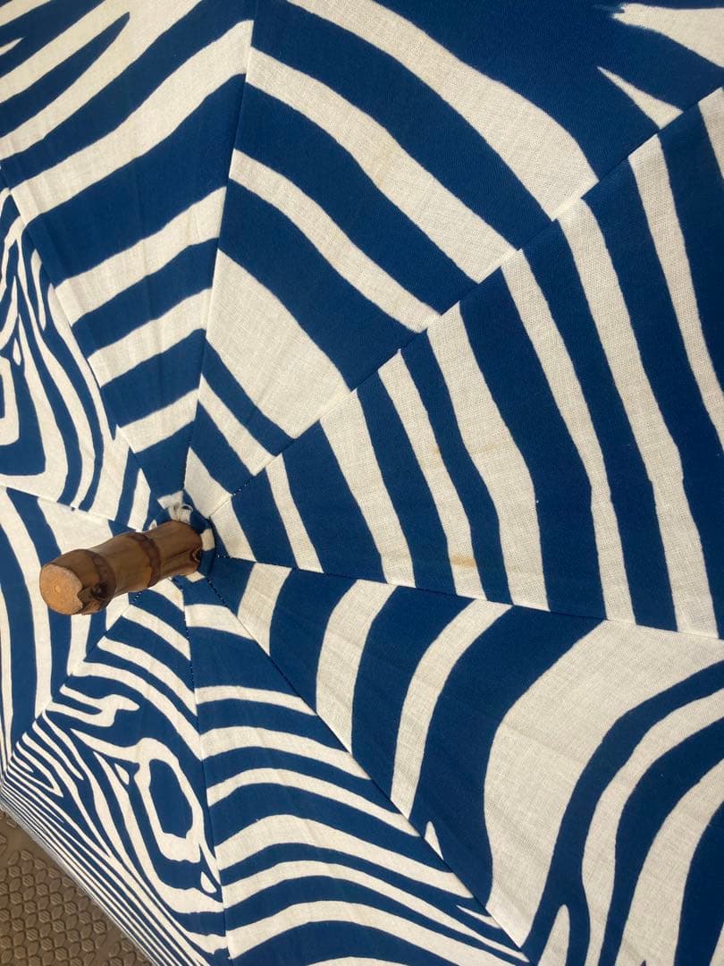 傳-ツタエ 青白シマウマ柄　日傘 木製持ち手