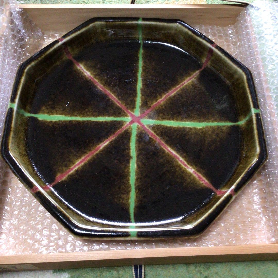 河井久 八角形陶器皿 黒地 緑赤模様