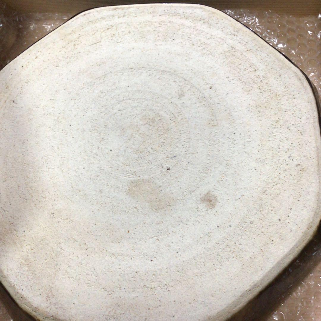 河井久 八角形陶器皿 黒地 緑赤模様