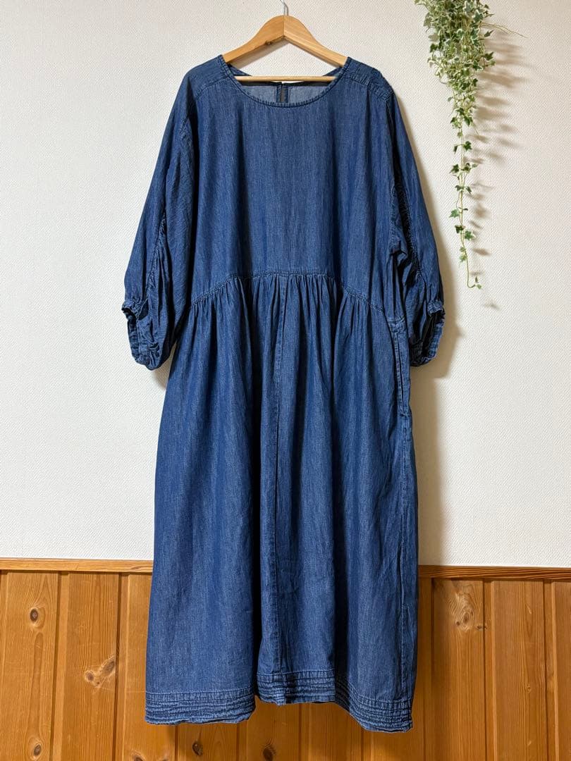 アズノウアズ a.no.ne.ne. オオラカ　デニムギャザーワンピース刺繍入り