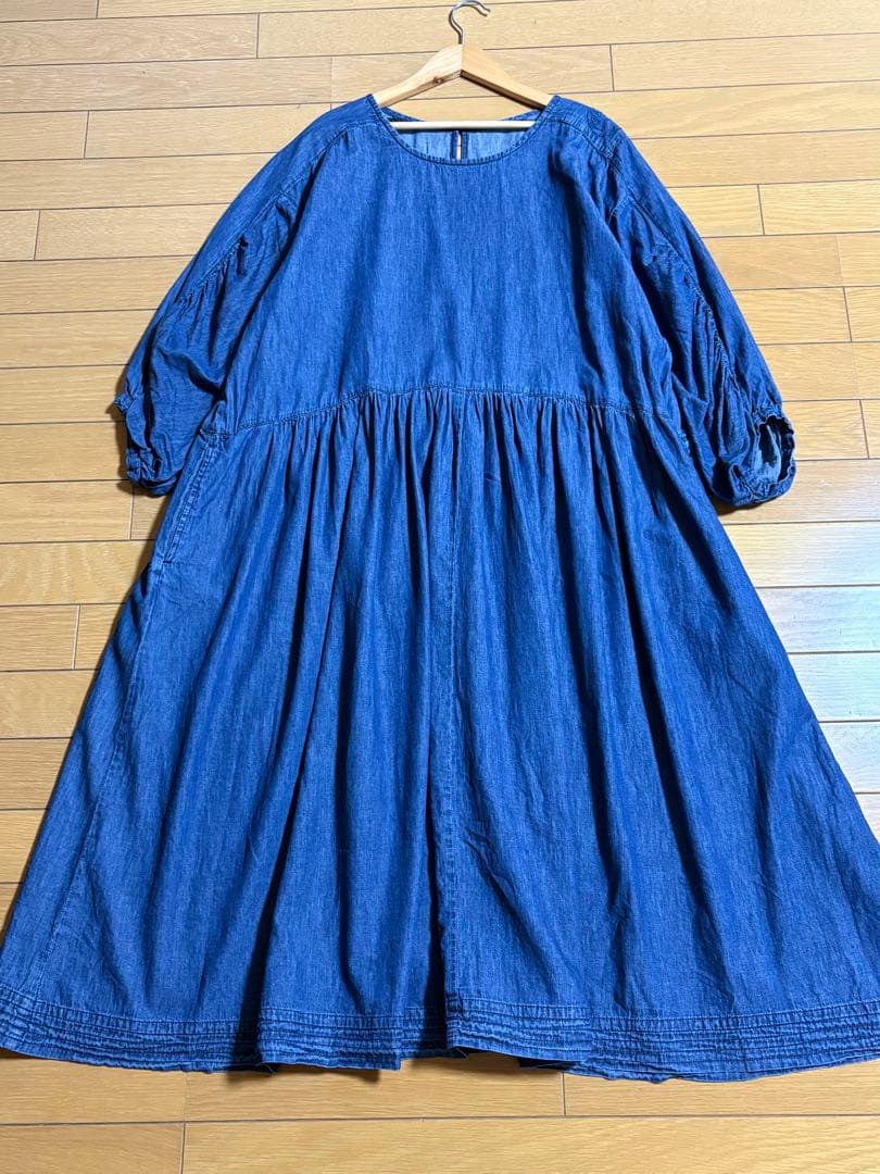 アズノウアズ a.no.ne.ne. オオラカ　デニムギャザーワンピース刺繍入り