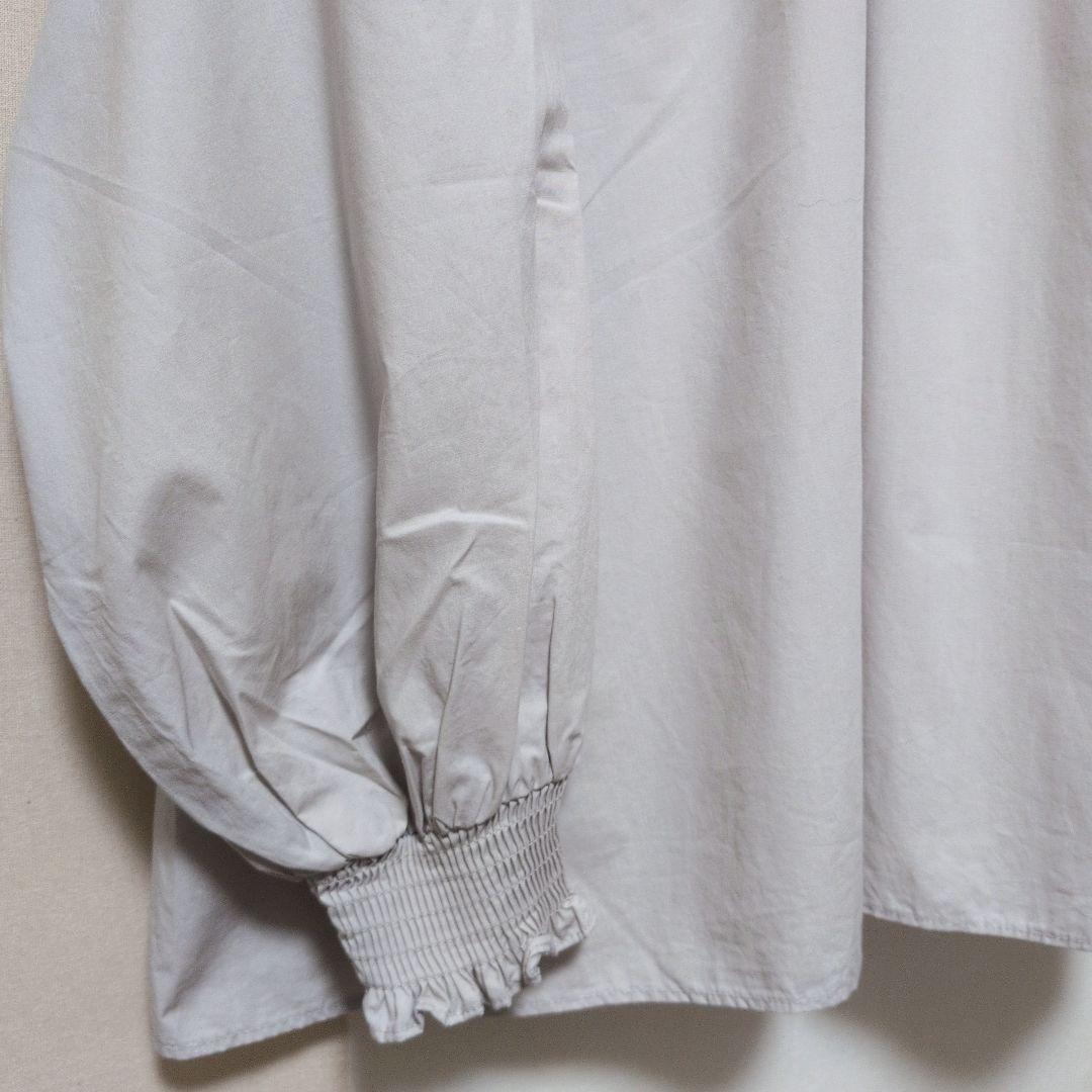 ユニヴァーサルティシュ スタンドカラー シャーリングブラウス ギャザー フリル