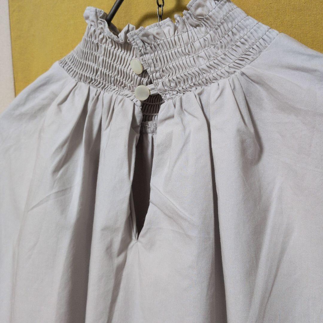 ユニヴァーサルティシュ スタンドカラー シャーリングブラウス ギャザー フリル