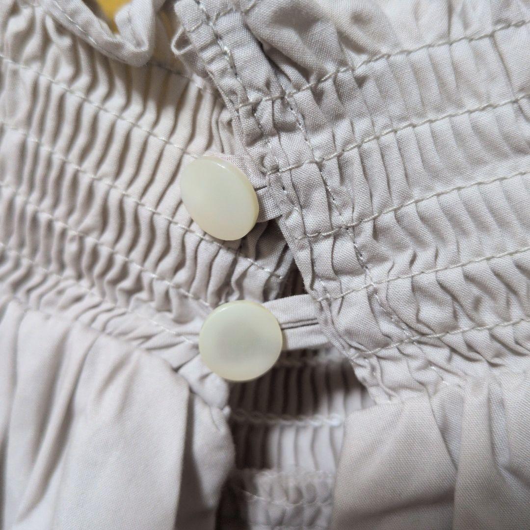 ユニヴァーサルティシュ スタンドカラー シャーリングブラウス ギャザー フリル