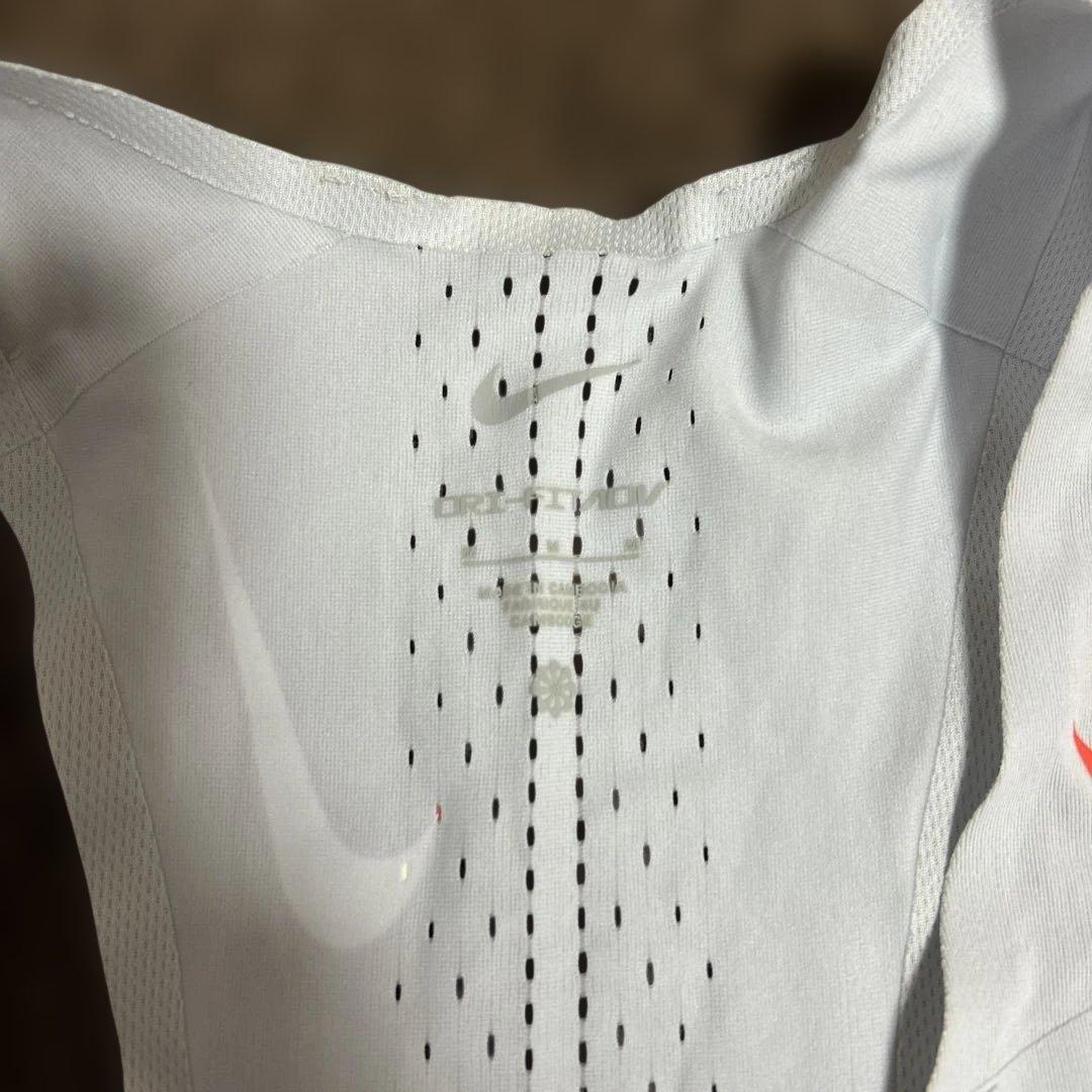 Nike Dri-FIT ホワイト タンクトップ