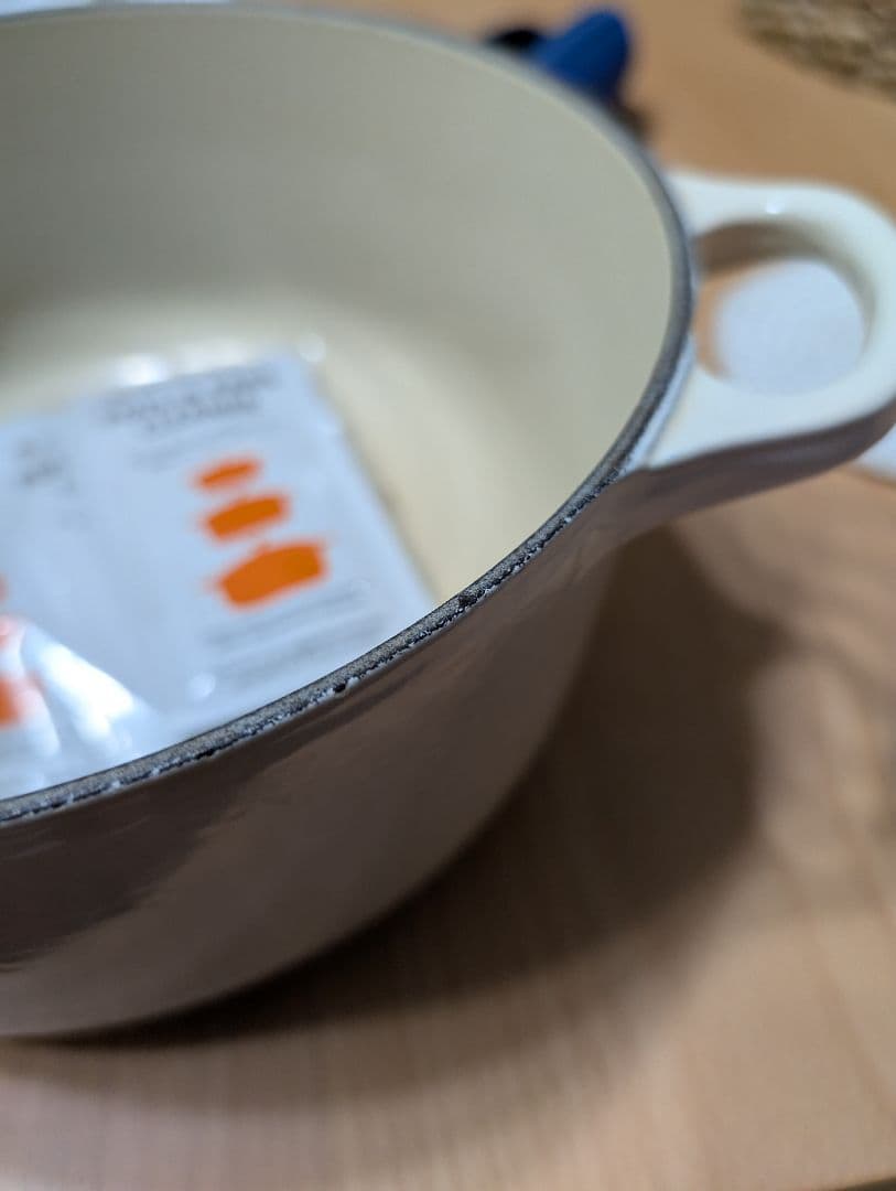 【ルクルーゼ】ココットロンド　20cm　 クリームベージュ　クリーナー付き