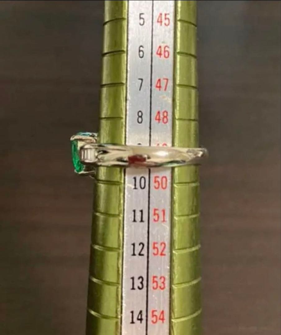 エメラルド　0.51 ダイヤ　0.57 Pt リング　鑑別書付　9号