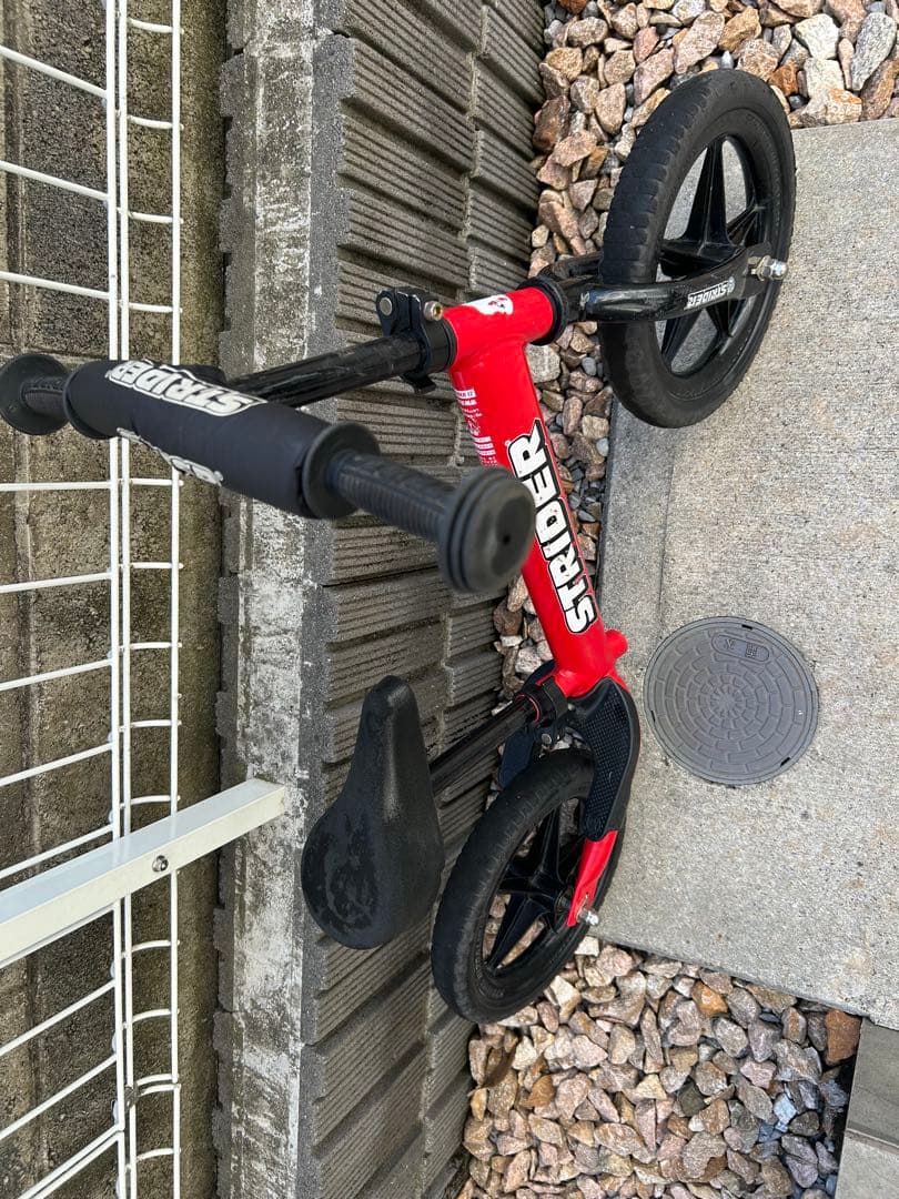 ヘルメット付き！　STRIDER 赤レッド 12インチ　スポーツタイプ