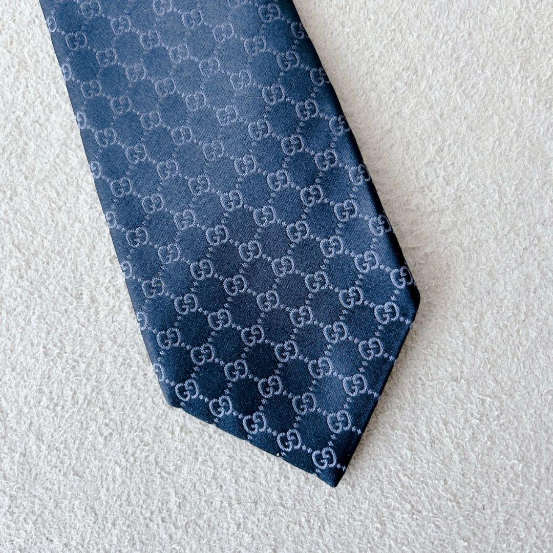 【グッチ】ネクタイ　GG柄　ロゴ総柄 シルク100% ネイビー　現行タグ