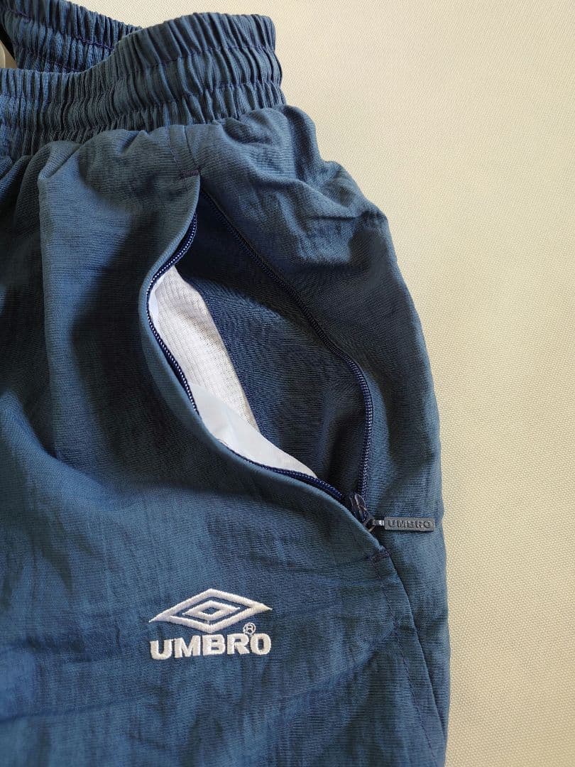 アンブロ製サッカーイングランド代表モデルナイロン製セットアップ（トラックスーツ）