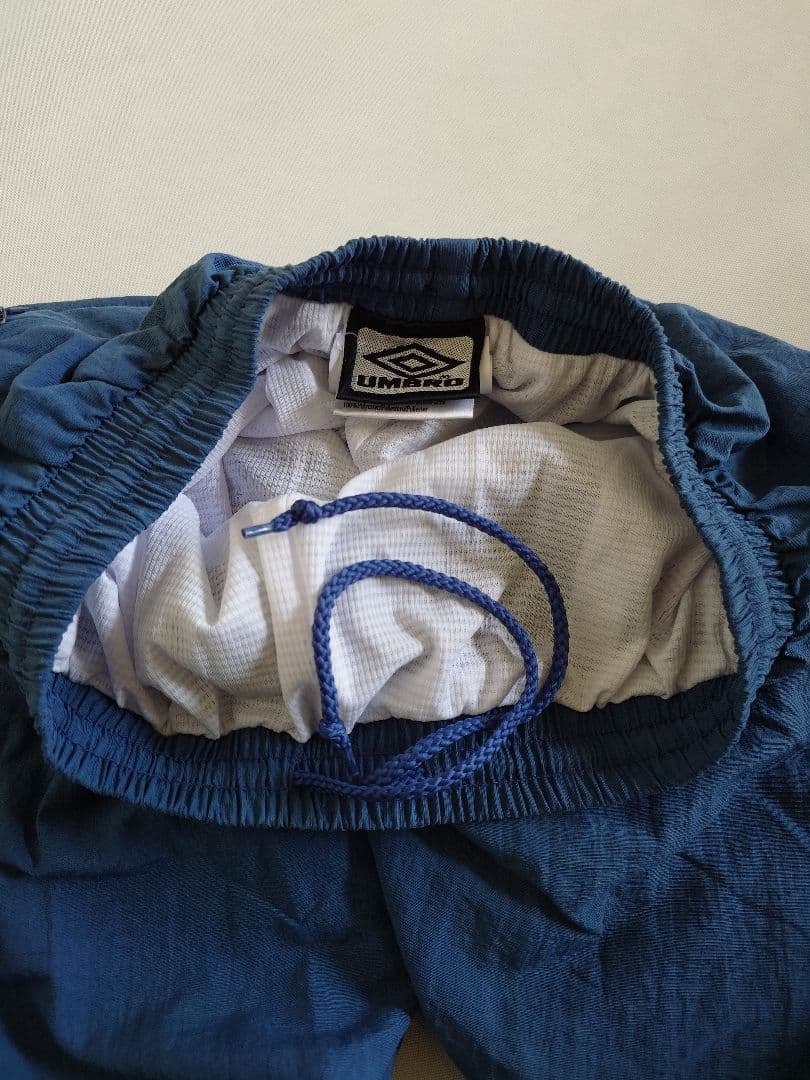 アンブロ製サッカーイングランド代表モデルナイロン製セットアップ（トラックスーツ）