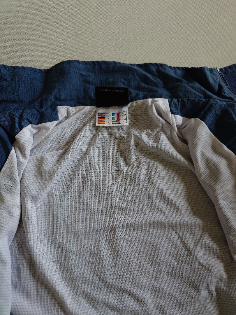 アンブロ製サッカーイングランド代表モデルナイロン製セットアップ（トラックスーツ）