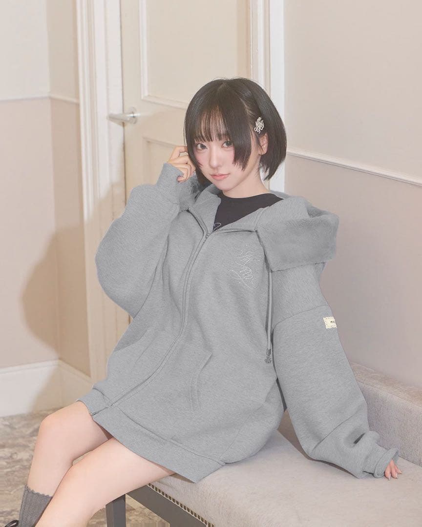 ミシェルマカロン　新品　フードファービジューロゴBIGパーカー