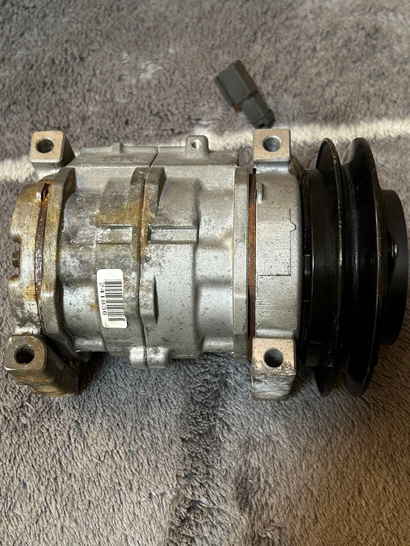 日野レンジャー　エアコンコンプレッサー　リビルト品