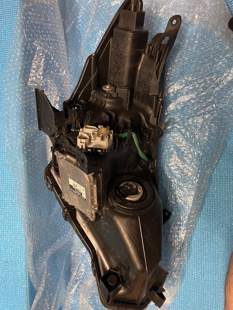 プリウスα前期Sツーリングヘッドライト一台分