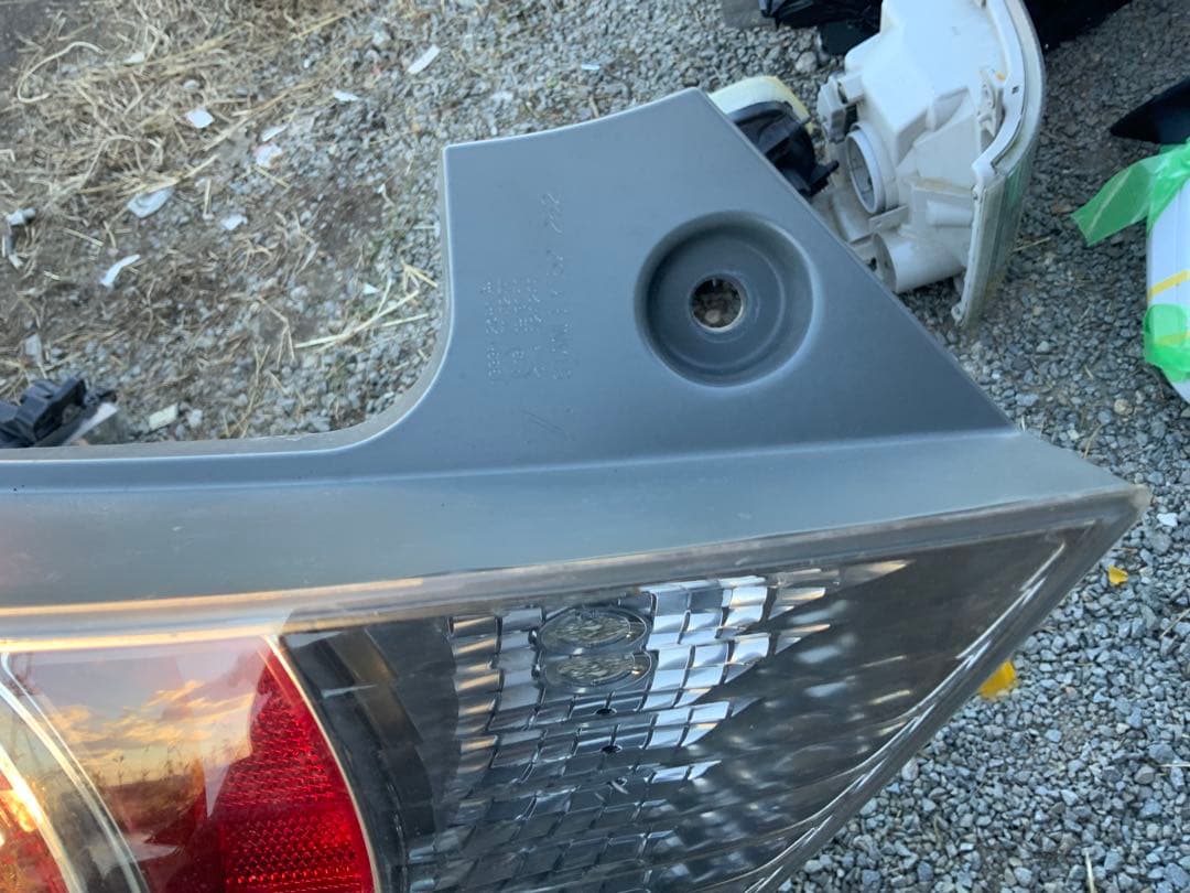 4枚目虫混入　ほぼ無傷　ＴＯＹＯＴＡアクア　ＮＨＰ１０　前期　左テールランプ