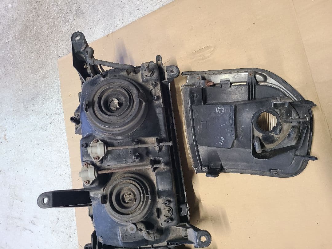 ランドクルーザー80　純正ヘッドライト