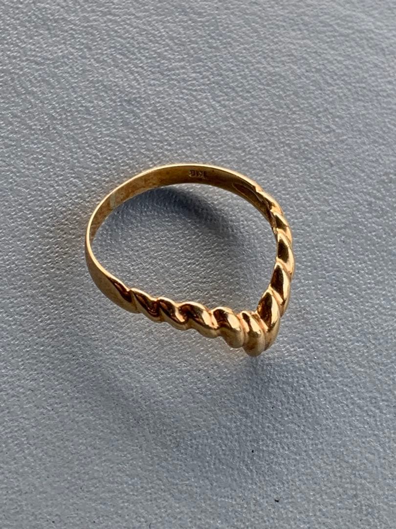 k18 V字型 ねじれリング 金色