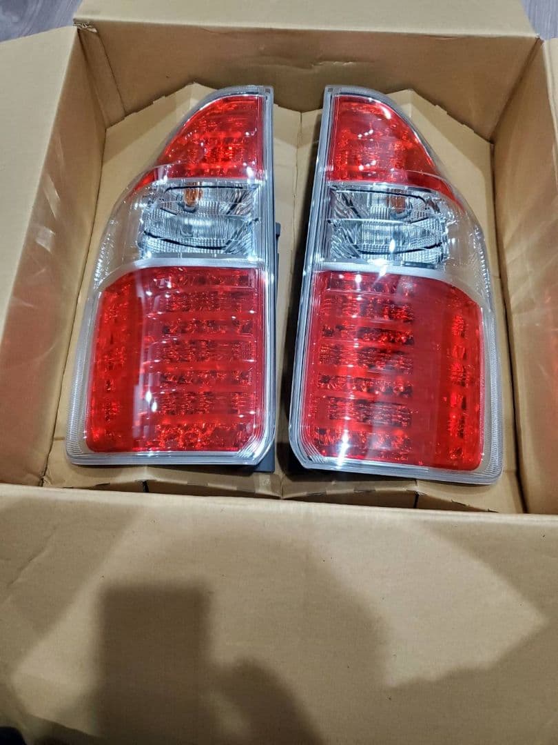 トヨタ ZRR70 ノア　 テールランプ