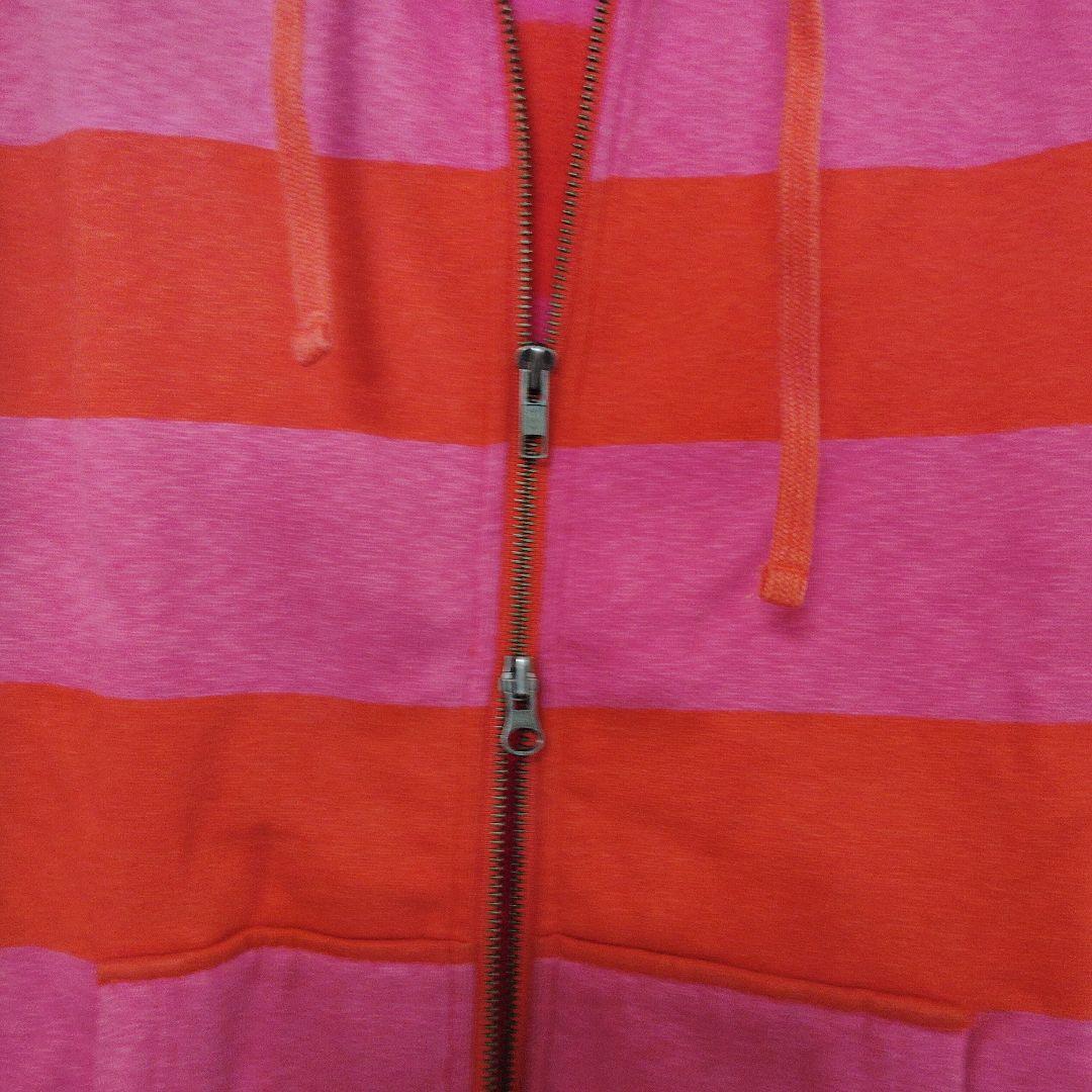 赤とピンクのストライプパーカー