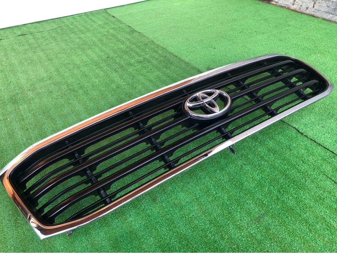 トヨタ　100系ランドクルーザー　ラジエーターグリル