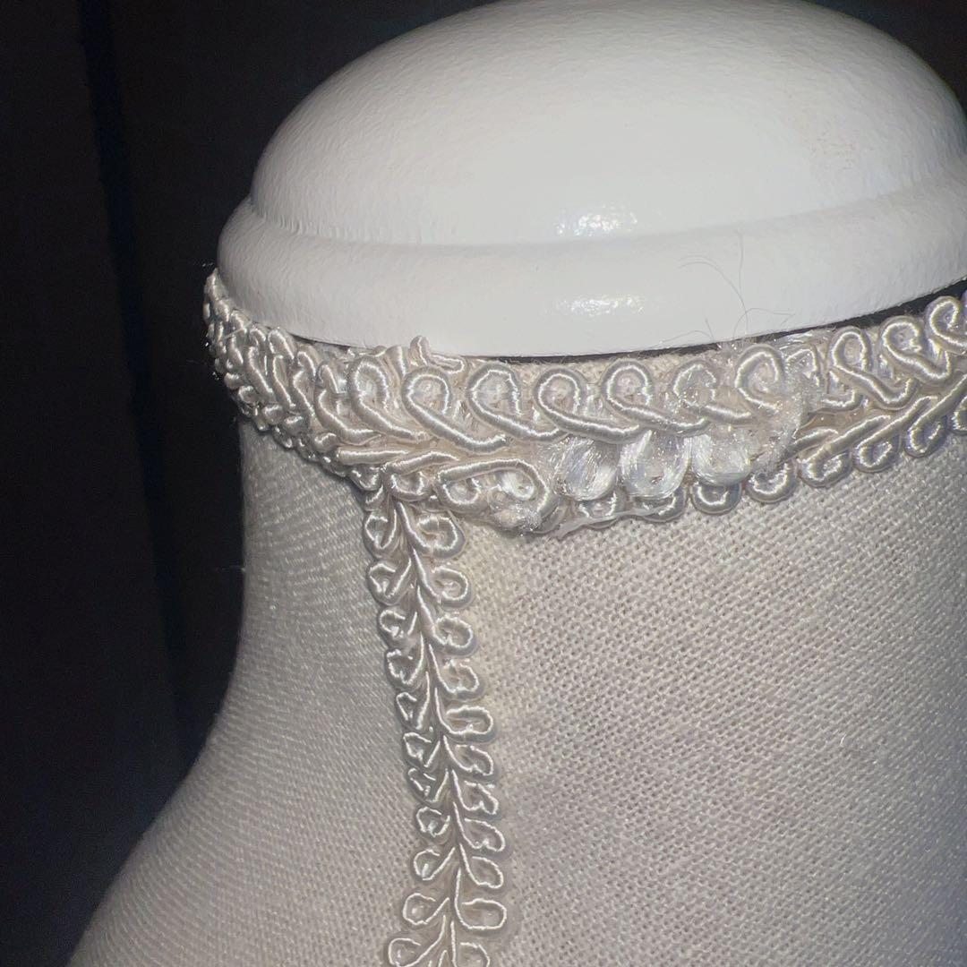 ホワイトマネキン布　大のみ、一体。