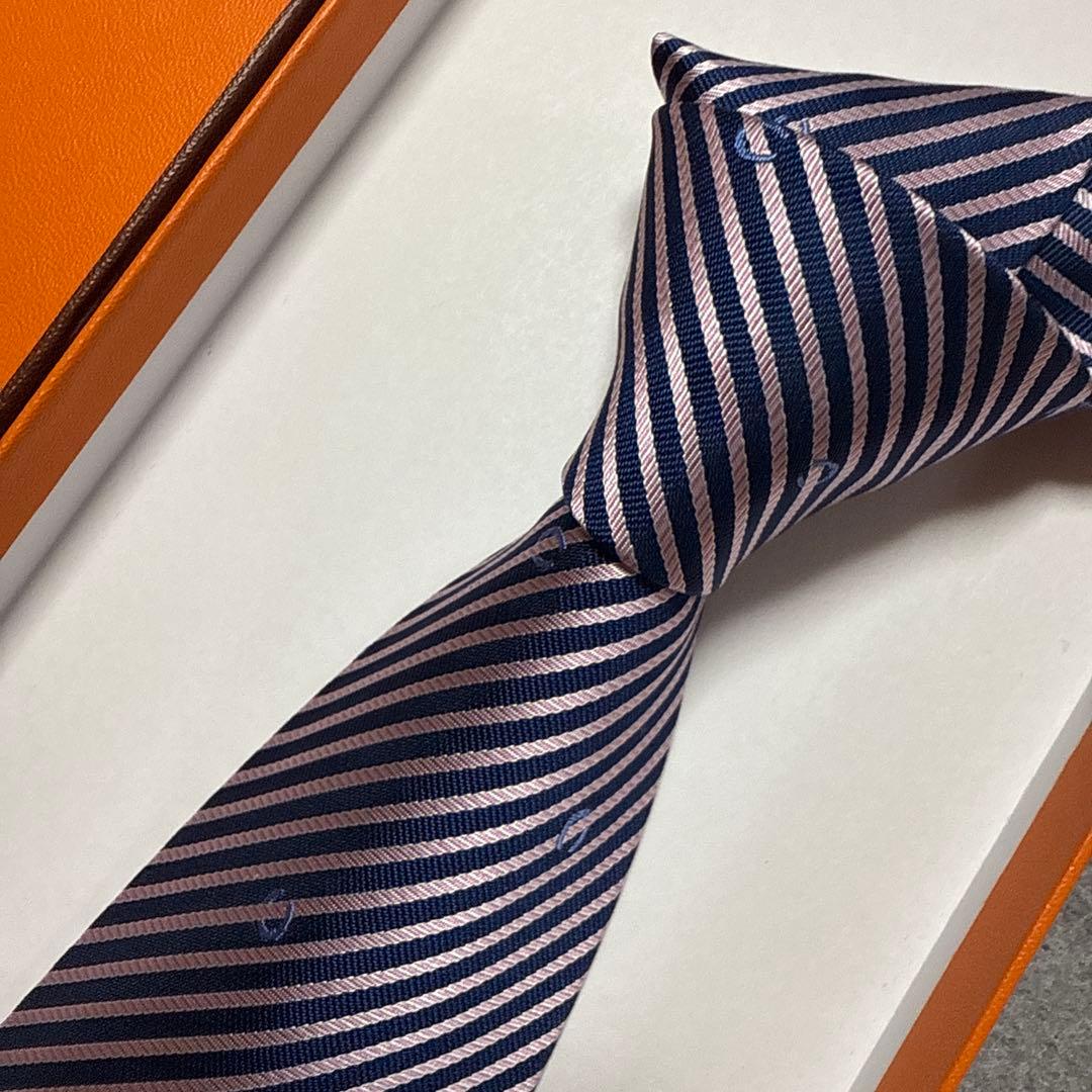 未使用タグ付　箱付袋付　エルメス　ネクタイ　紺・ピンク　蹄　シルクジャガード