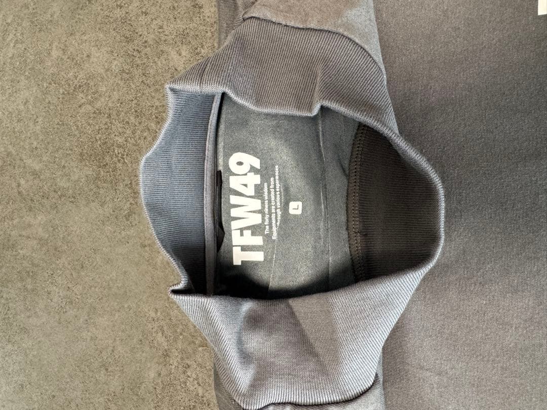 新品TFW49 ダークグレー ハイネックシャツCHARCOAL