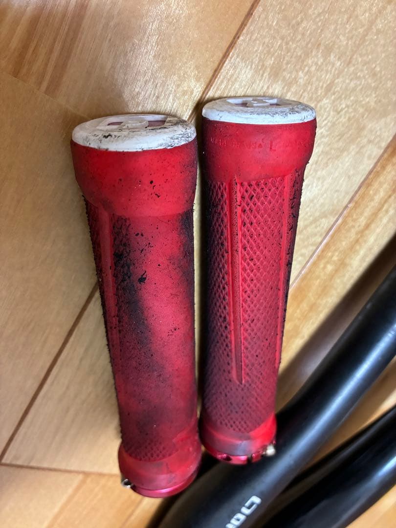 Bontrager&OnOFFカーボンライザーバーセットODI VANSグリップ