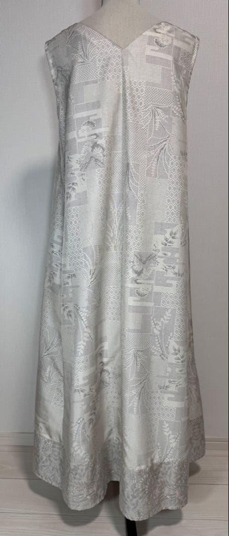 着物リメイク白大島紬裾切り替えロングフレアワンピース（後ろVネック）着丈127㎝