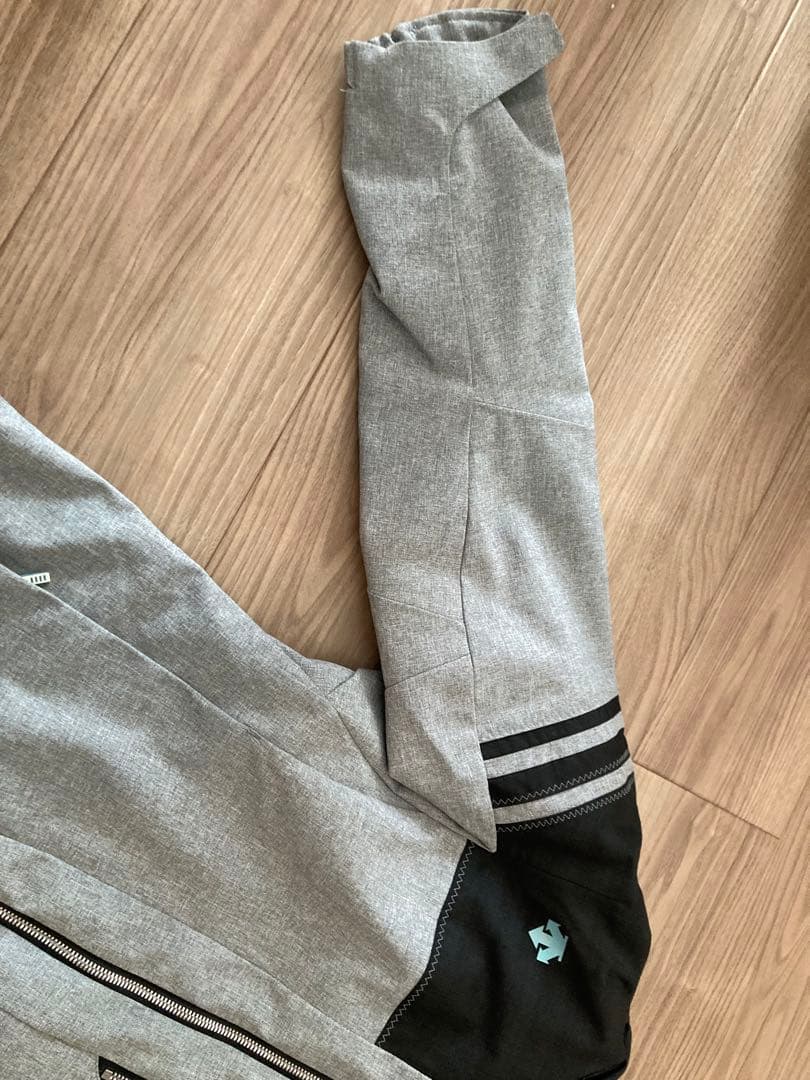 【人気】デサント　女性用スキーウエアー