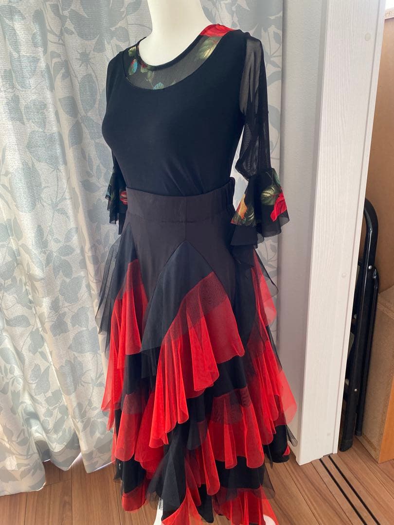 お値下げ　タカダンス・黒いフリル付きメッシュ袖トップス