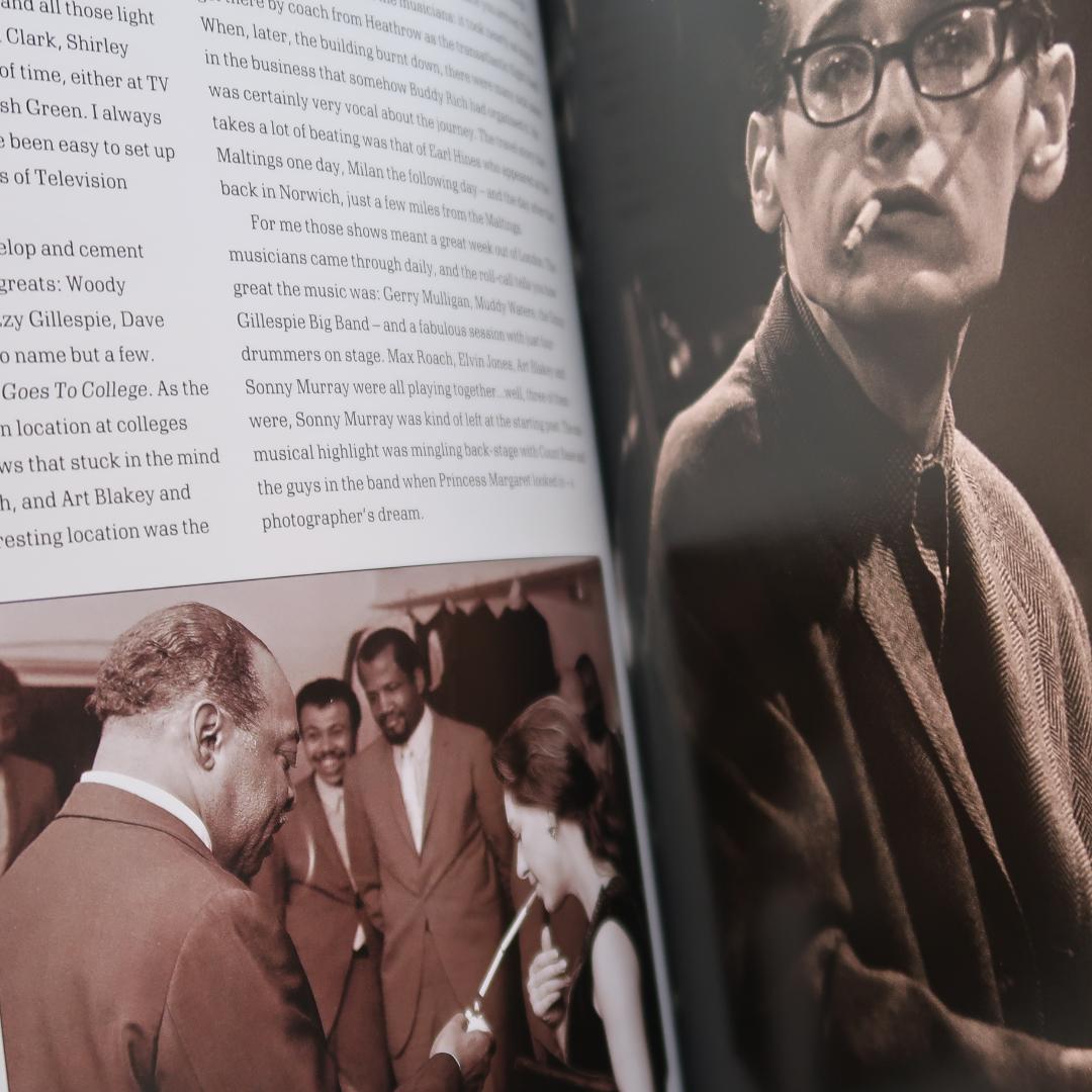 2月限定セール！希少サイン本　洋書　The Unclosed Eye （写真集）