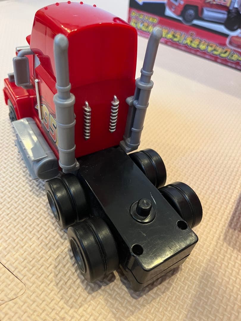 カーズ トミカ たくさんのせよう大きなマックトレーラー廃盤品です。