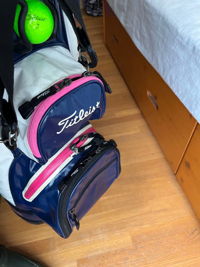 値下げしました　綺麗目Titleist キャディバッグ 紺/ピンク